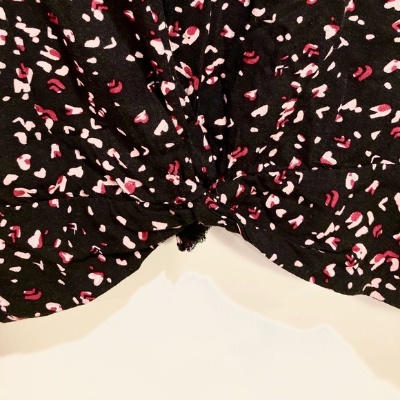 Torrid Black Leopard Heart Challis Twist Front Crop Blouse, Size 00 - Picture 4 of 11